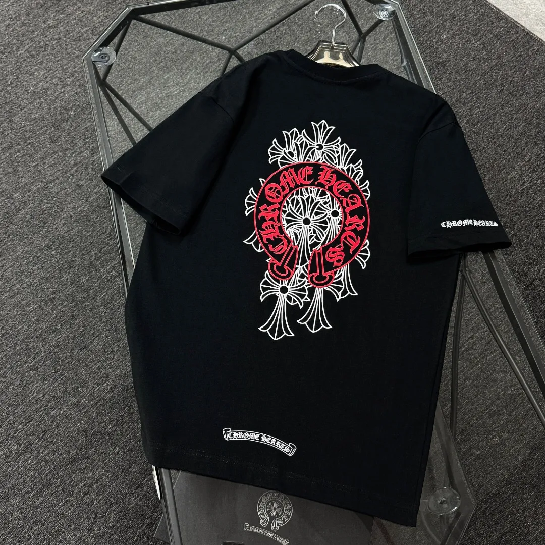 P170 Chrome Hearts 25 high-end versions. The fabric is made of 300 grams of high-density pure cotton. It does not deform or shrink. It has three labels. It is the same style for men and women. Technology: suede foaming + digital printing. Color: white, black. SIZE: S-XL.